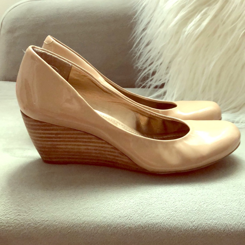 BCBG Biege Wedges